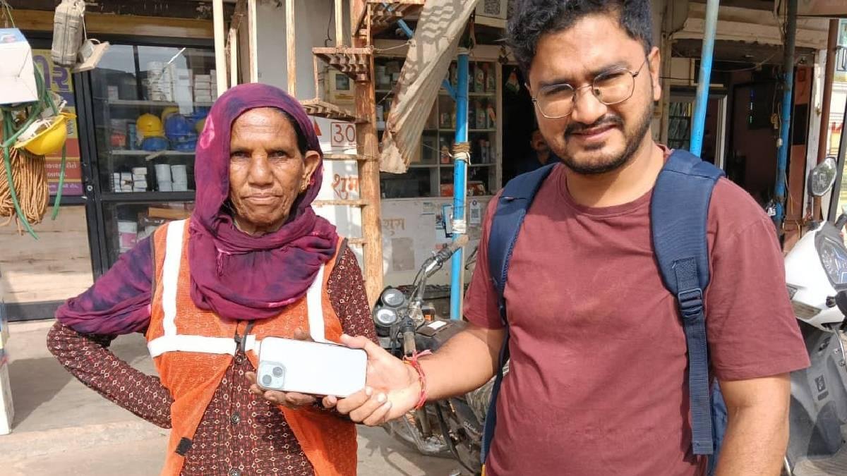 સફાઇકર્મીની નૈતિકતાઃ ખોવાયેલો iPhone માલિકને પરત કર્યો, ગાંધીનગર મનપાએ સન્માનિત કર્યા