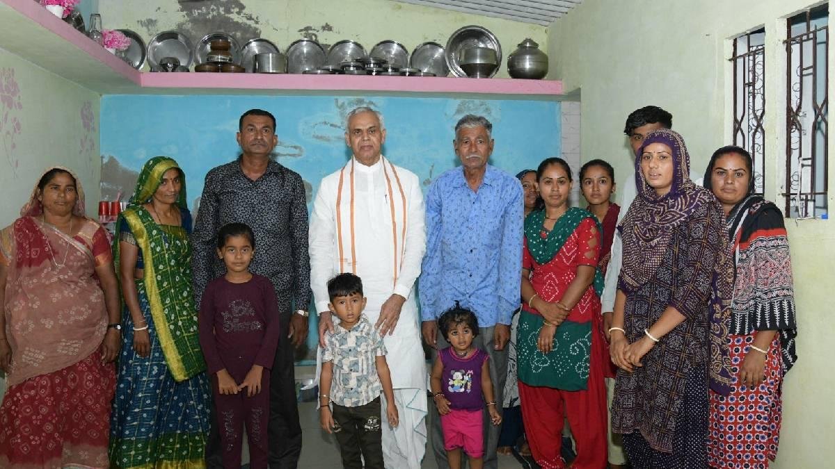 કચ્છમાં આચાર્ય દેવવ્રતજીએ મગનભાઈના ઘરે માણ્યો સાદા કચ્છી ભોજન કર્યું