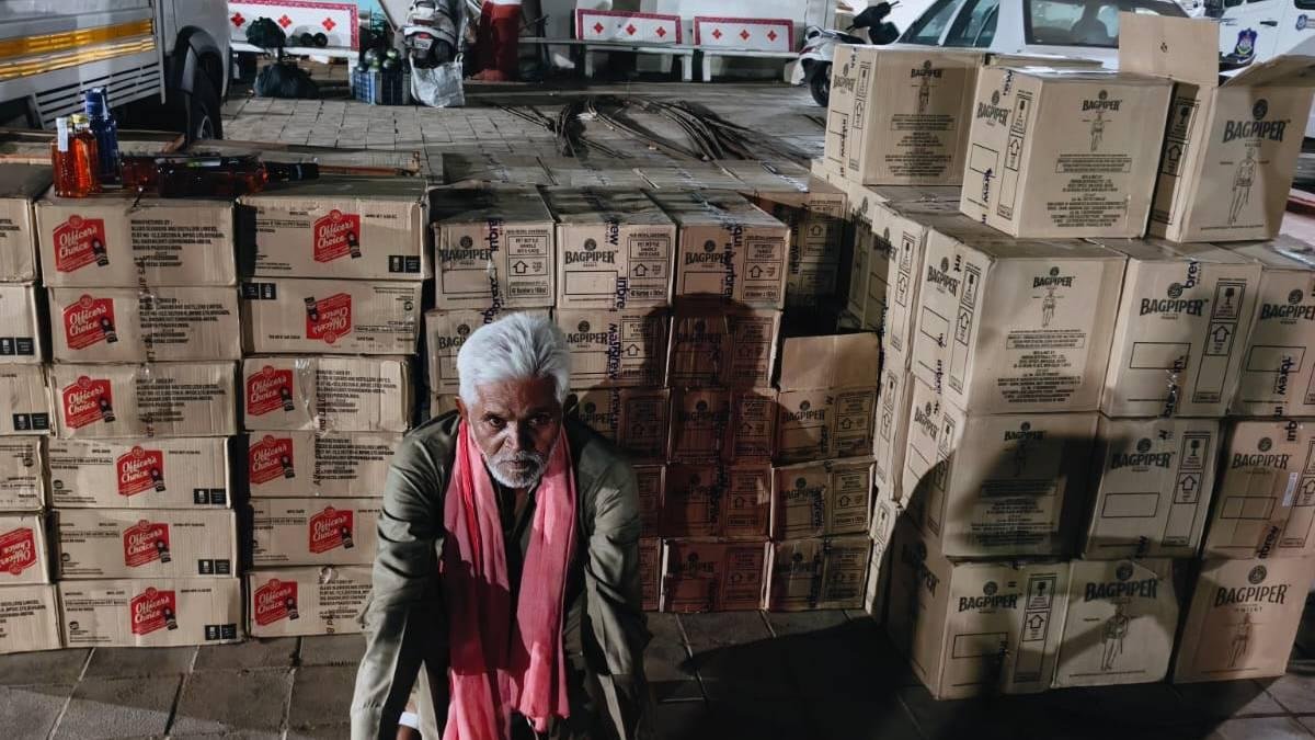 નડિયાદ-અમદાવાદ એક્સપ્રેસ વે પર ફિલ્મી ચેઝ બાદ દારૂ ભરેલું વાહન ઝડપાયું