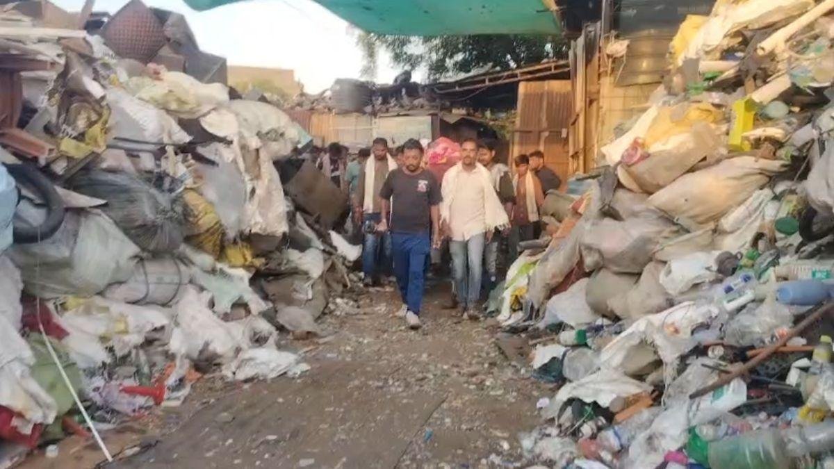 નસવાડીમાં સ્મશાન જતો રસ્તો ભંગારના વેપારીએ બંધ કરતા વિવાદ, આદિવાસી-દલિત સમાજે મામલતદારને કરી રજૂઆત