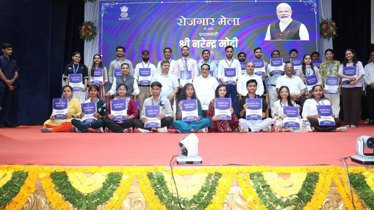 વડોદરા અને રાજકોટ રોજગાર મેળામાં મનસુખ માંડવીયા અને સીઆર પાટીલની ઉપસ્થિતિ, યુવાઓને નિમણૂક પત્રો એનાયત કર્યા