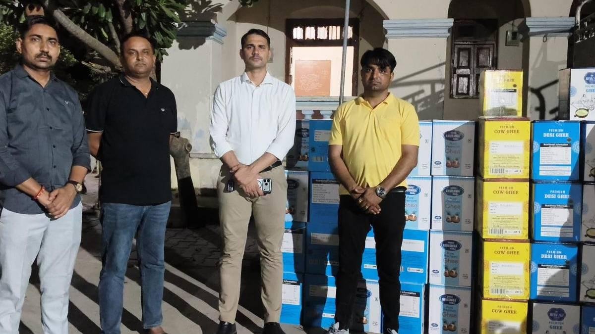 બનાસકાંઠામાં શંકાસ્પદ ઘીનો મોટો જથ્થો ઝડપાયો : 171 ડબ્બા સહિત વાહન જપ્ત