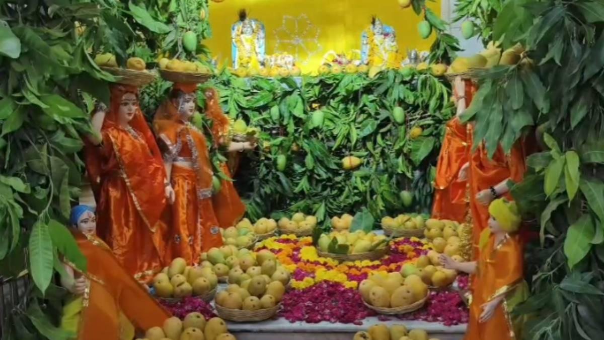વડોદરાના 150 વર્ષ જૂના લક્ષ્મીનારાયણ ખડાયતા મંદિરમાં પ્રથમ વખત 501 કિલો કેરીનો ભવ્ય આમ્રોત્સવ યોજાયો