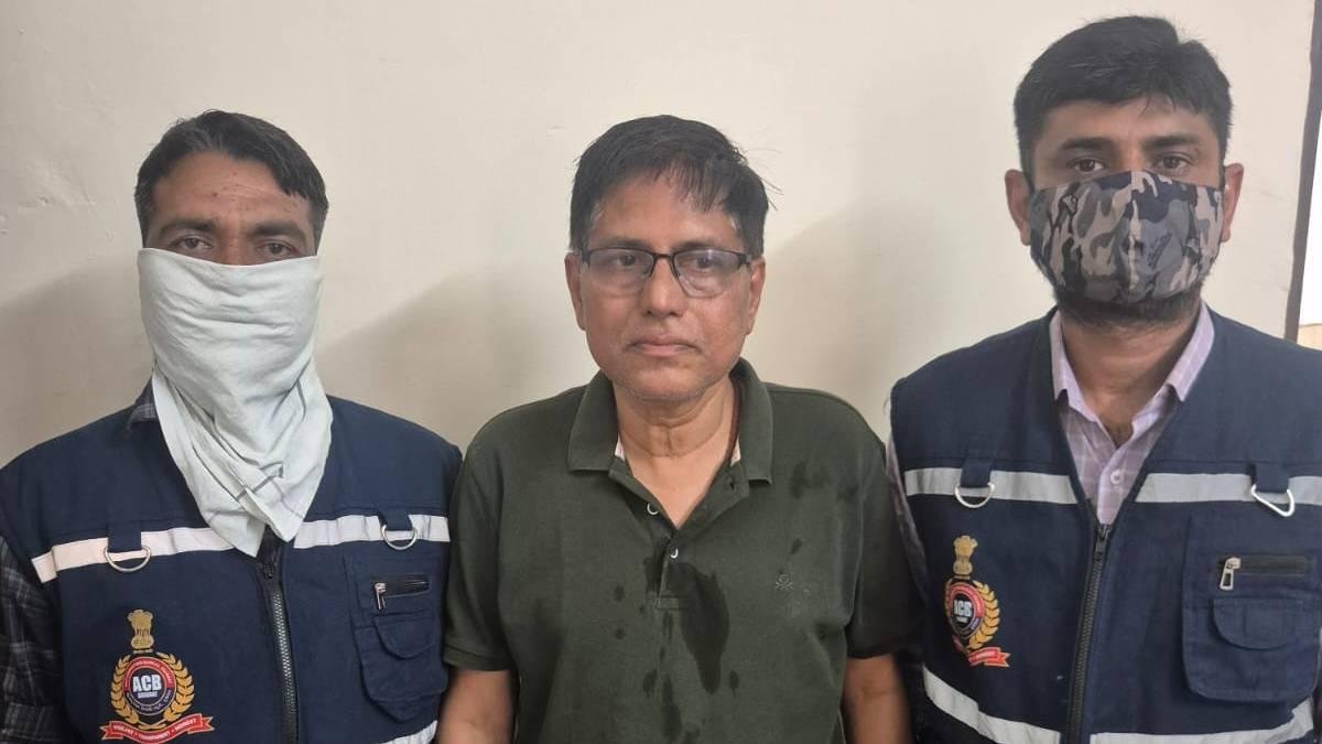 5 લાખની લાંચ કેસમાં ગાંધીનગરનો ક્લાસ-1 અધિકારી ACBના હાથે ઝડપાયો