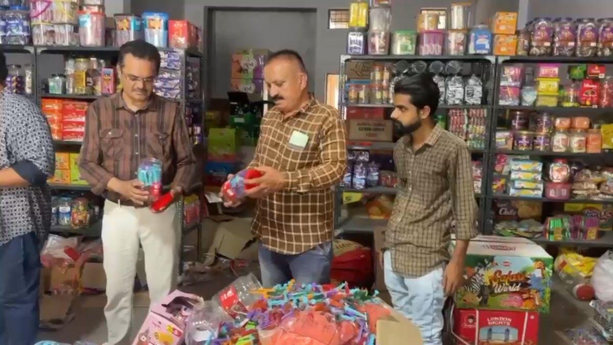 રાજકોટમાં બાળકોના આરોગ્ય સાથે ચેડાં, મોટા પ્રમાણમાં એક્સપાયર્ડ ચોકલેટ-પેપ્સી ઝડપી