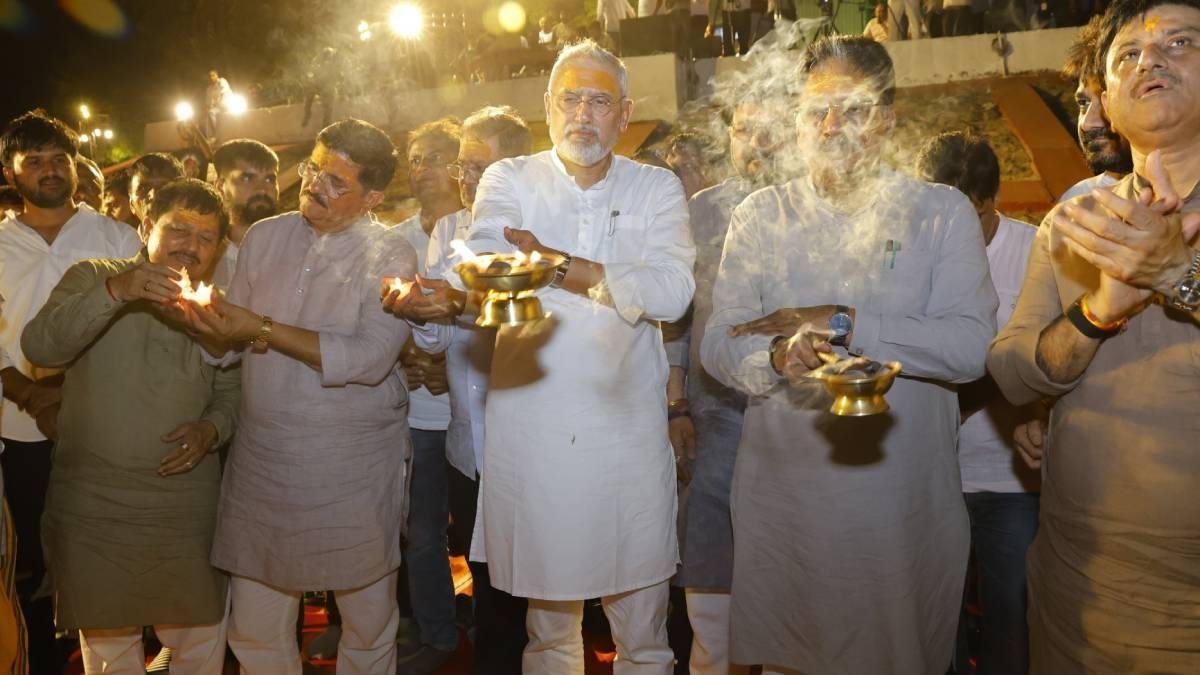જગદીશ વિશ્વકર્માના નેતૃત્વમાં વડનગરના શર્મિષ્ઠા તળાવ ખાતે મહાઆરતી, મોદીના 12 વર્ષના કાર્યકાળની ઉજવણી કરાઈ