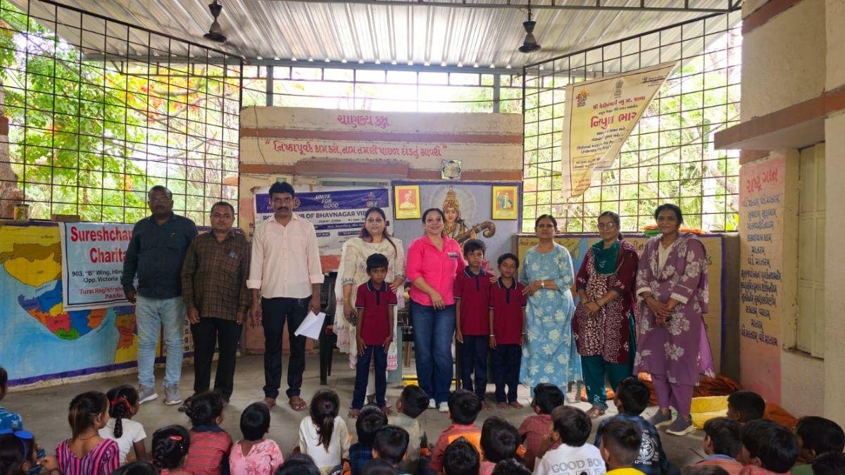 કેરીયાવાડી પ્રાથમિક શાળામાં યુનિફોર્મ-રમતગમત સામગ્રીનું વિતરણ