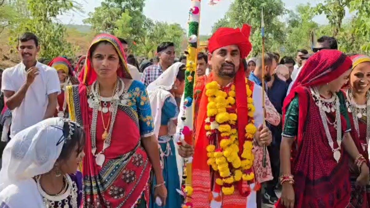 રાજ્યસભા સાંસદ મુકેશ રાઠવાનું વતનમાં ભવ્ય સ્વાગત, આદિવાસી સંસ્કૃતિથી પોંખ્યા