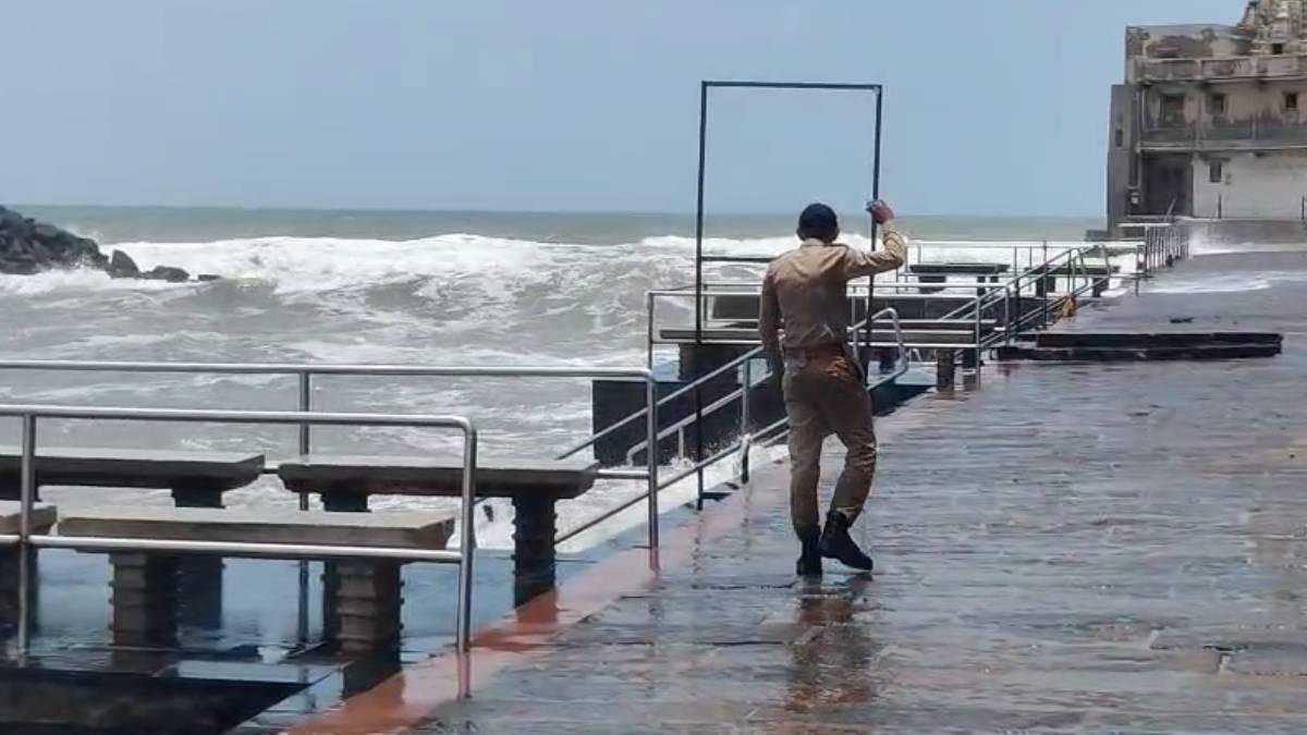 દ્વારકાના ગોમતી ઘાટ પર પ્રવાસીઓની અવરજવર પર પ્રતિબંધ, દરિયામાં 8થી 10 ફૂટ ઊંચા મોજા ઉછળતા તંત્ર એલર્ટ
