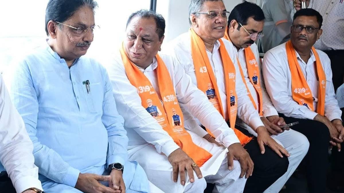 પ્રગતિ પથ યાત્રા અંતર્ગત આગેવાનોનો અમદાવાદ મેટ્રોનો પ્રવાસ