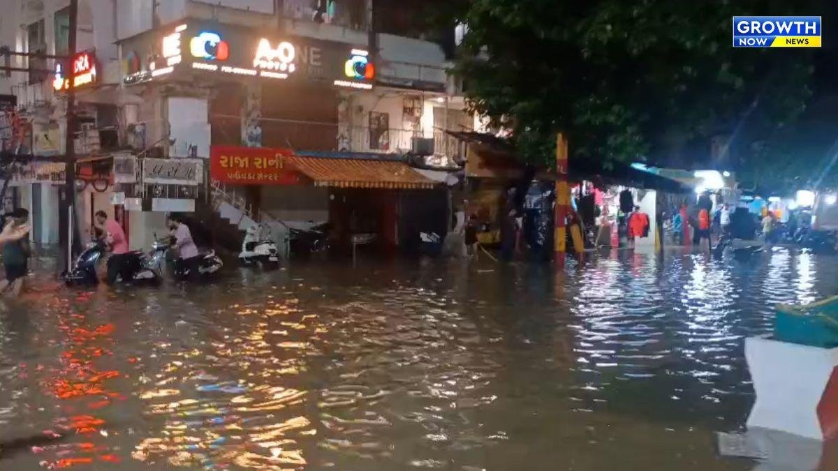 વાપીમાં વરસાદનો કહેર, ગુંજનમાં રસ્તાઓ બન્યા નદી; NDRF-SDRF મેદાનમાં, 6 દિવસનું રેડ એલર્ટ