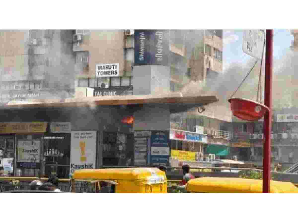 અમદાવાદના શિવરંજ BRTS સ્ટેન્ડમાં આગ લાગતા અફરા તફરીનો માહોલ