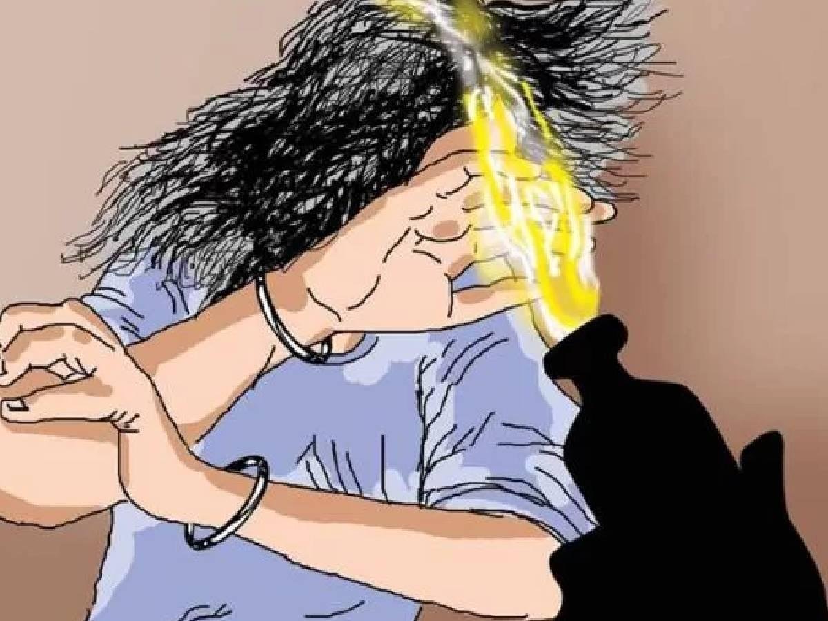 અમદાવાદમાં યુવતી પર એસિડ એટેક: નરોડામાં બાઈક સવાર શખ્સે કર્યો હુમલો