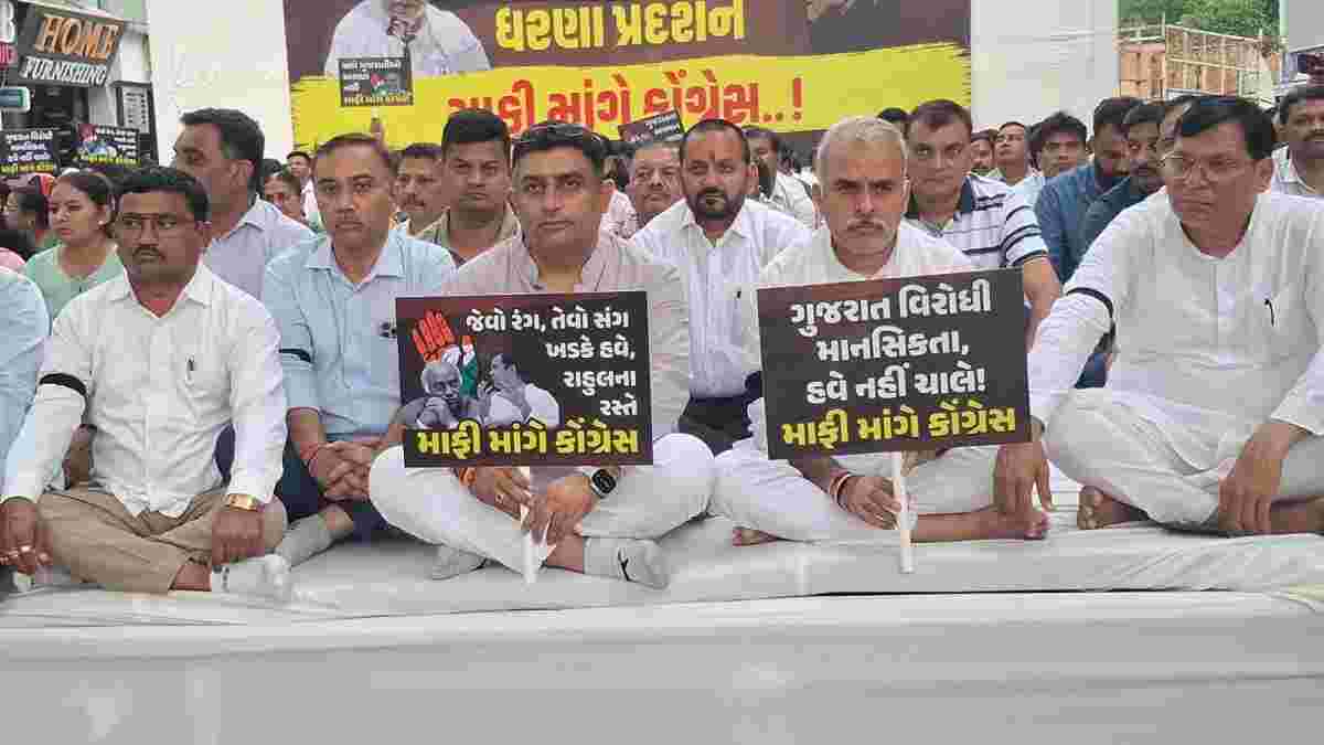 ખડગેના નિવેદન સામે ગાંધીનગરમાં ભાજપનું મૌન ધરણા, કોંગ્રેસ પાસે માફીની માંગ