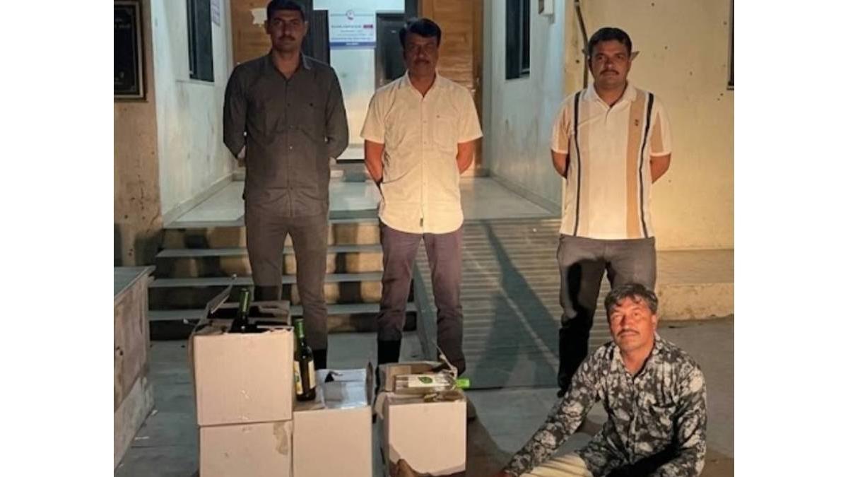 માંગરોળમાં રાજકીય ગરમાવો: AAP ઉમેદવારના ગોડાઉનમાંથી દારૂ મળતા ખળભળાટ