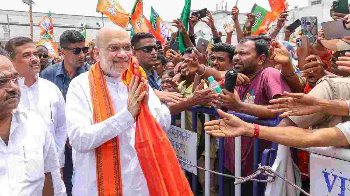 બંગાળમાં ભગવો લહેરાયો: અમિત શાહ કોલકાતા પહોંચ્યા, દક્ષિણેશ્વર કાલી મંદિરે પૂજા કરી