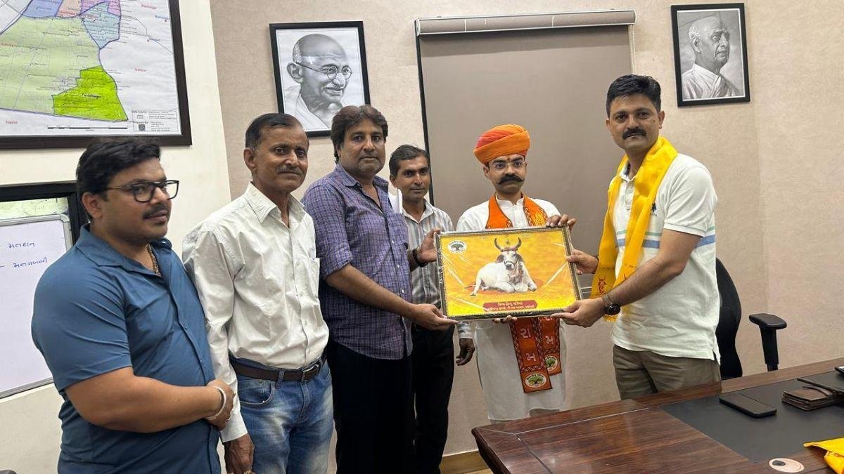 વિશ્વ હિંદુ પરિષદ દ્વારા દાણીલીમડા પોલીસ સ્ટેશનના PI સહિત સ્ટાફનું સન્માન, કતલખાનામાં દરોડો પાડી કાર્યવાહી કરી હતી