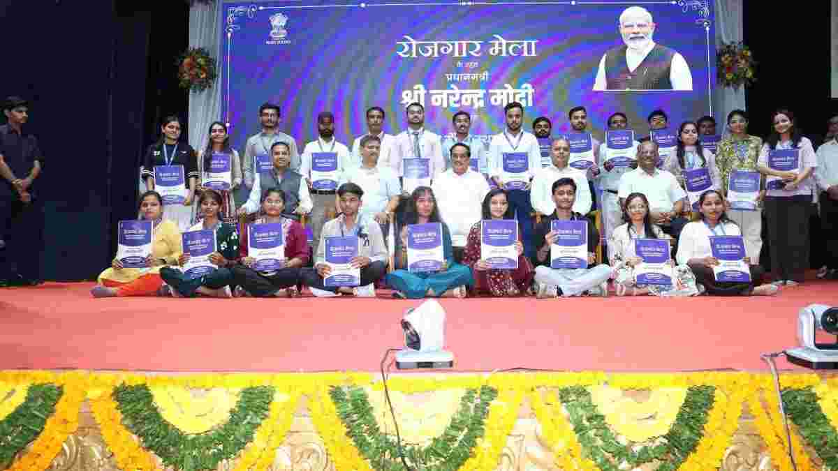 વડોદરા અને રાજકોટ રોજગાર મેળામાં મનસુખ માંડવીયા અને સીઆર પાટીલની ઉપસ્થિતિ, યુવાઓને નિમણૂક પત્રો એનાયત કર્યા