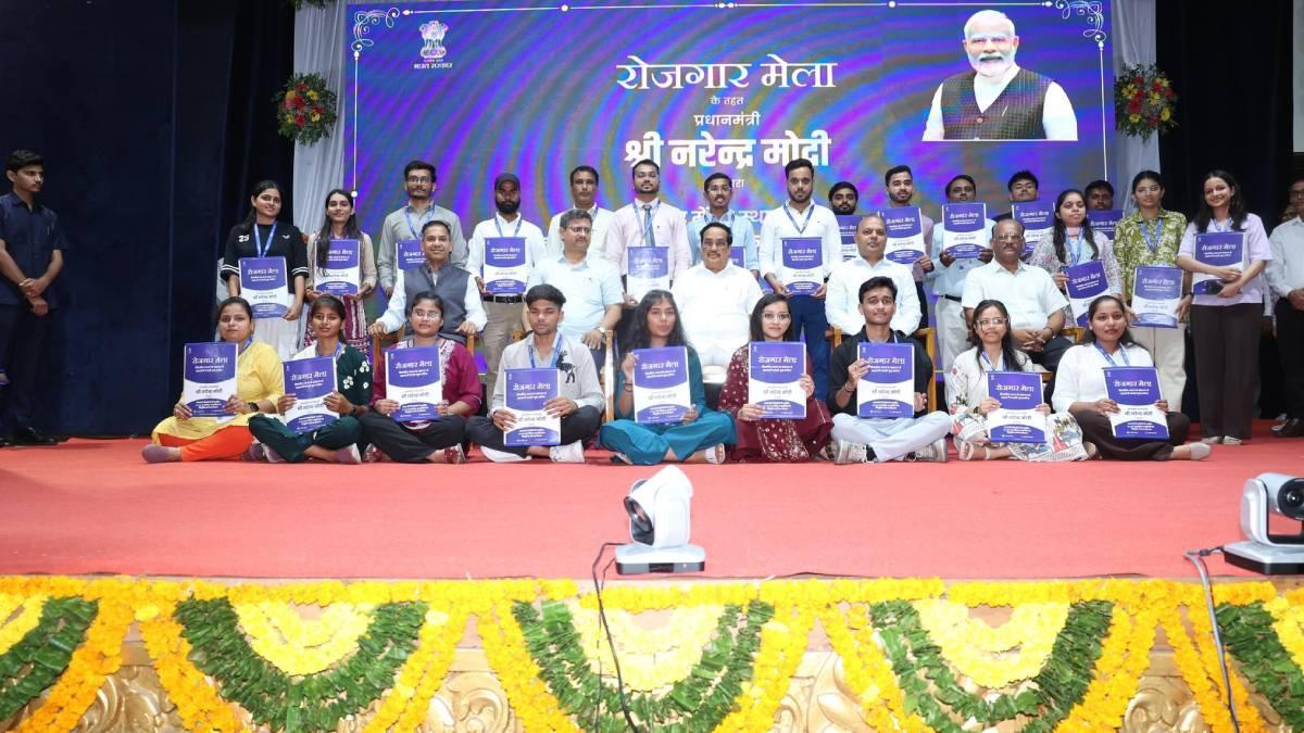 વડોદરા અને રાજકોટ રોજગાર મેળામાં મનસુખ માંડવીયા અને સીઆર પાટીલની ઉપસ્થિતિ, યુવાઓને નિમણૂક પત્રો એનાયત કર્યા