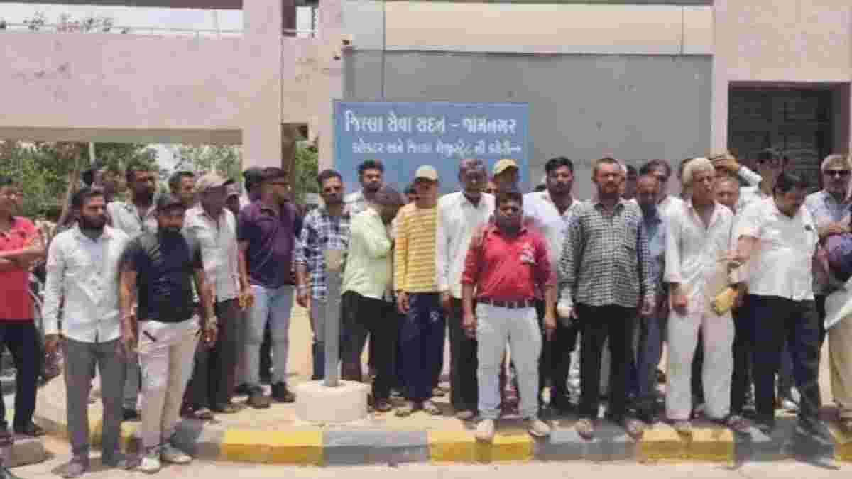 જામનગર: ખીમરાણા ગામમાં પોલીસ કાર્યવાહી સામે ગ્રામજનોનો રોષ, કલેક્ટરને આવેદનપત્ર