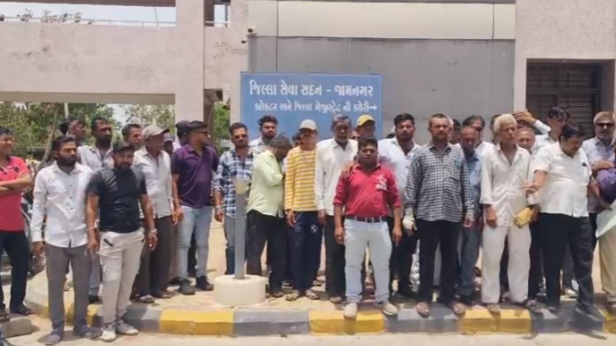 જામનગર: ખીમરાણા ગામમાં પોલીસ કાર્યવાહી સામે ગ્રામજનોનો રોષ, કલેક્ટરને આવેદનપત્ર