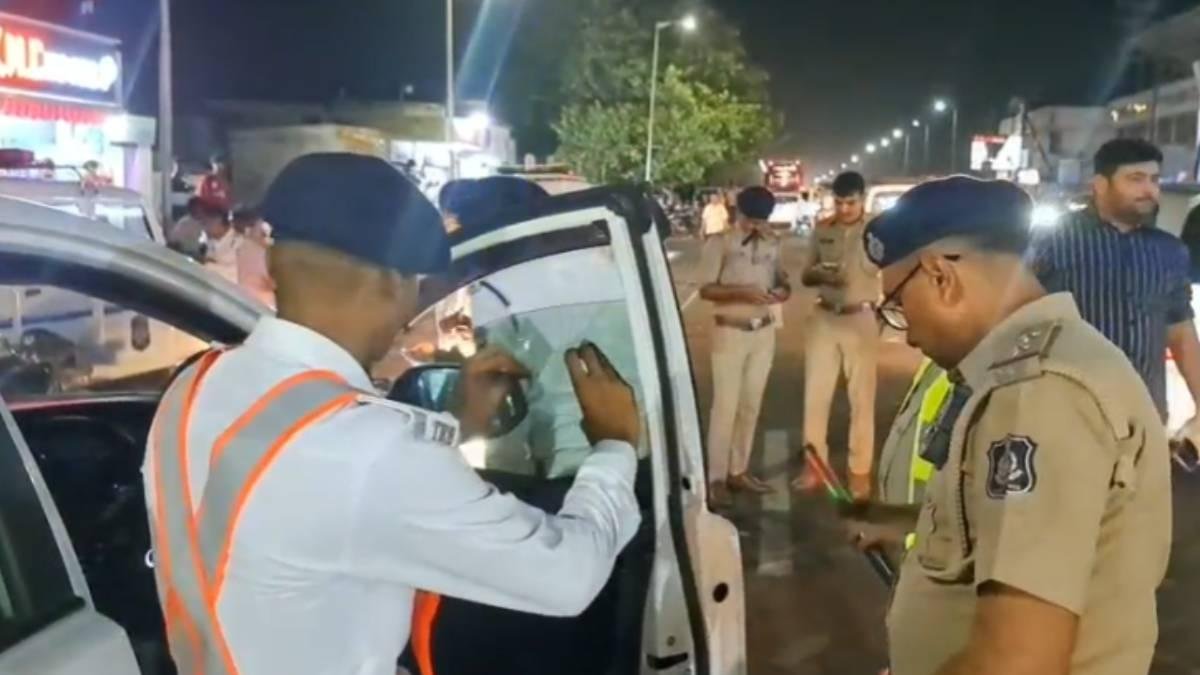 ખાખીનો માનવીય ચહેરો : ટ્રાફિક ડ્રાઇવમાં કડકાઈ સાથે લાગણીનો સ્પર્શ