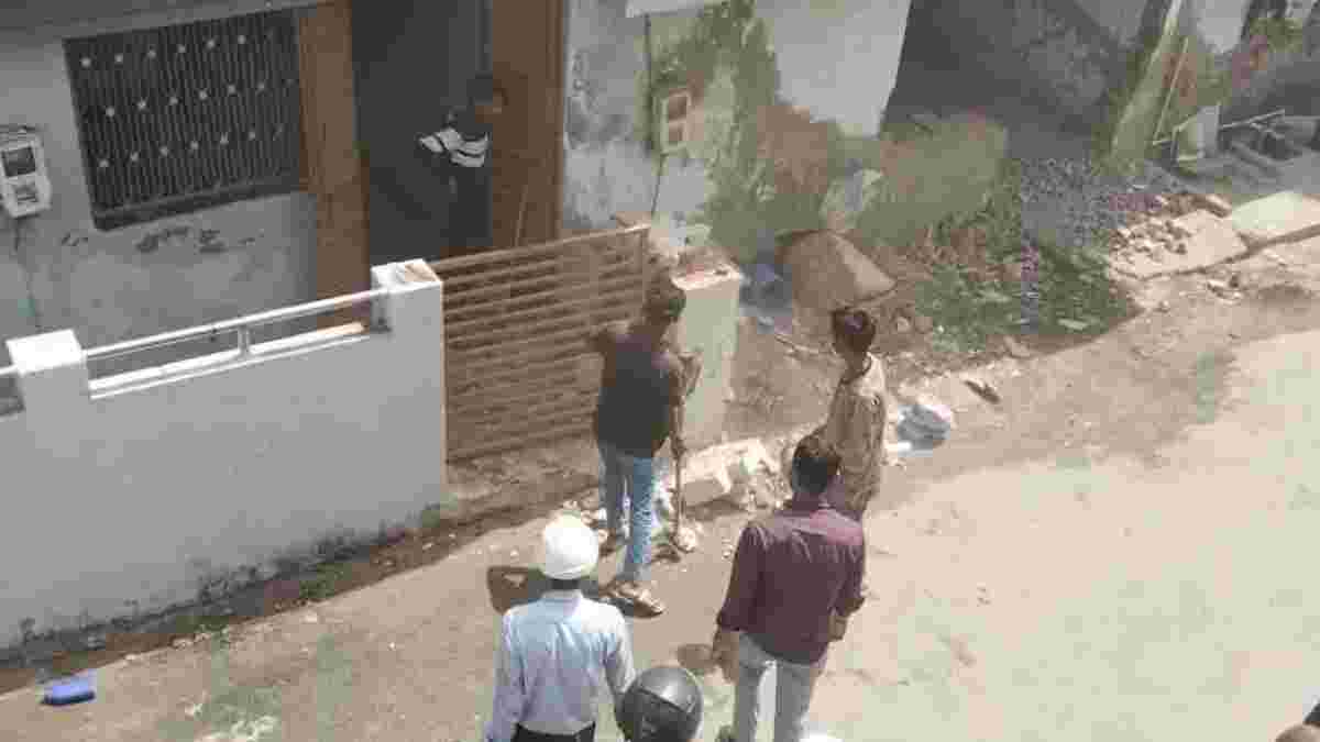 મોટેરામાં AMCનું બુલડોઝર એક્શન: આસારામ આશ્રમ નજીક ગેરકાયદે બાંધકામો પર તોડફોડ, સ્થાનિકોમાં ભારે રોષ