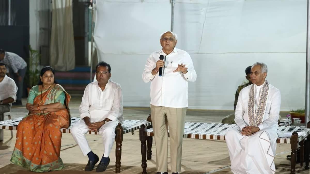 નવસારીના પાણીખડક ગામે રાજ્યપાલનો રાત્રિ ગ્રામસભા સંવાદ કર્યો