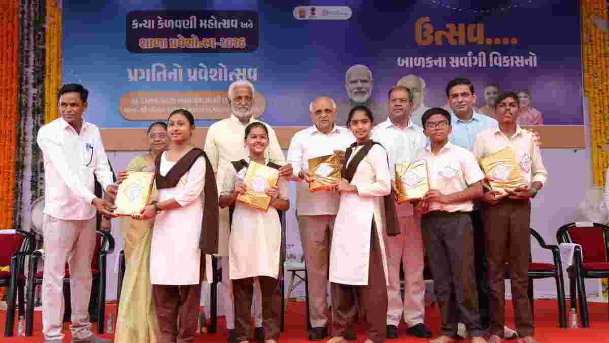 મુખ્યમંત્રી ભૂપેન્દ્ર પટેલે બી. એન. હાઈસ્કુલમાં શાળા પ્રવેશોત્સવમાં વિદ્યાર્થીઓ સાથે કર્યો સંવાદ