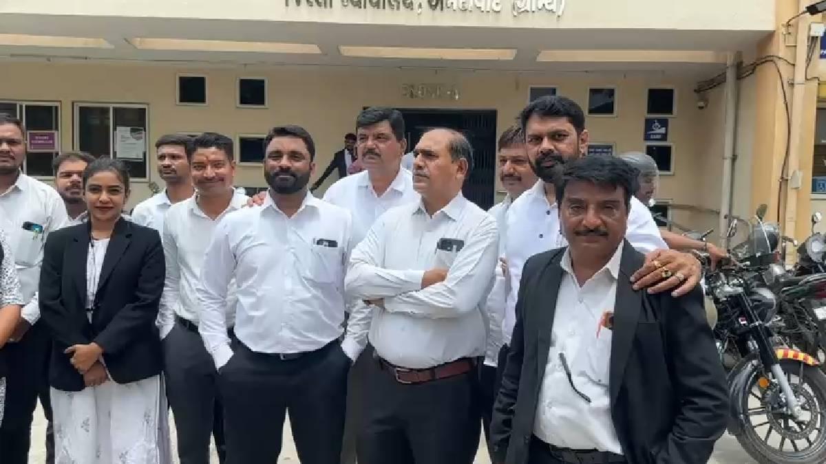 અમદાવાદ ગ્રામ્ય કોર્ટમાં જજ સામે વકીલોનો રોષ ફાટ્યો, ચેમ્બર બહાર ધરણા પર બેઠા વકીલો