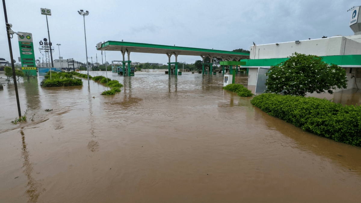કીમ નદીમાં પૂરથી સુરતમાં જળબંબાકાર, પેટ્રોલ પંપ ડૂબ્યો, માર્ગ બંધ થતાં લોકો પરેશાન